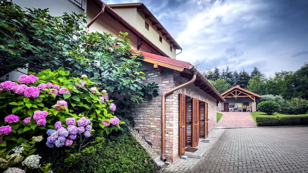 Ozkut Apartmanhaz Olmod Exterior foto